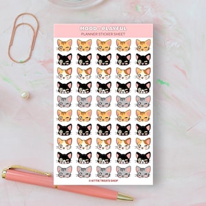 Pu&ograve; includere: Un foglio di adesivi per planner con 36 facce di gatti giocose in vari colori, tra cui arancione, nero, grigio e bianco. Gli adesivi sono disposti in una griglia e hanno uno stile giocoso e cartonato. Il testo "MOOD - PLAYFUL PLANNER STICKER SHEET" &egrave; stampato nella parte superiore del foglio. &copy; KITTIE TREATS SHOP &egrave; stampato nella parte inferiore del foglio.