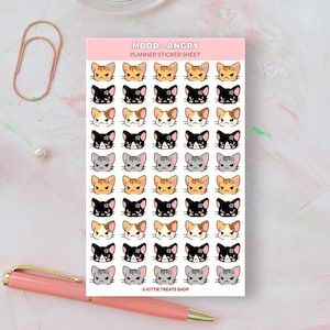 Pu&ograve; includere: Un foglio di adesivi per planner con 36 facce di gatti arrabbiati in vari colori, tra cui nero, grigio, arancione e bianco. Gli adesivi sono disposti a griglia e in alto c'&egrave; scritto "MOOD - ANGRY PLANNER STICKER SHEET". In basso sul foglio c'&egrave; scritto "&copy; KITTIE TREATS SHOP".