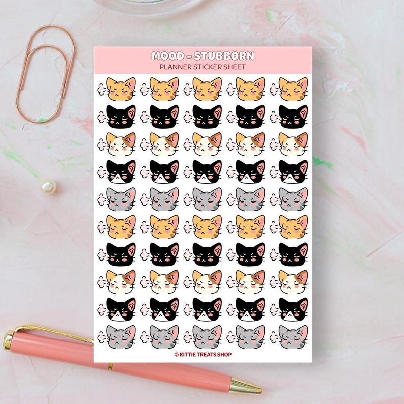 Pu&ograve; includere: Un foglio di adesivi per planner con 36 adorabili gatti dei cartoni animati con diverse espressioni. I gatti sono di vari colori, tra cui arancione, nero, grigio e bianco. Il testo "MOOD - STUBBORN PLANNER STICKER SHEET" &egrave; in cima al foglio. Il testo "&copy; KITTIE TREATS SHOP" &egrave; in fondo al foglio.