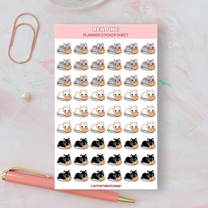 K&ouml;nnte beinhalten: Eine Planer-Sticker-Tabelle mit niedlichen Katzen, die B&uuml;cher lesen. Die Sticker sind in drei Farbvarianten erh&auml;ltlich: Grau, Wei&szlig; und Schwarz. Die Tabelle enth&auml;lt den Text "Reading Planner Sticker Sheet" und "Kittie Treats Shop".