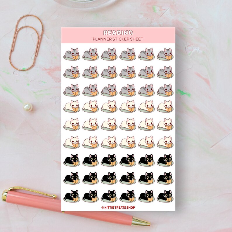 K&ouml;nnte beinhalten: Eine Planer-Sticker-Tabelle mit niedlichen Katzen, die B&uuml;cher lesen. Die Sticker sind in drei Farbvarianten erh&auml;ltlich: Grau, Wei&szlig; und Schwarz. Die Tabelle enth&auml;lt den Text "Reading Planner Sticker Sheet" und "Kittie Treats Shop".