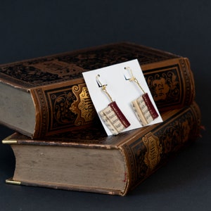 Ohrringe/Ohrclips: Mini-Buch aus alten Buchseiten - &quot;Bücherwurm&quot;