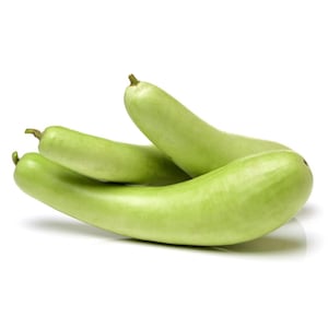 Puede incluir: Tres calabazas verdes, también conocidas como calabazas de botella, están dispuestas sobre un fondo blanco. Las calabazas son lisas y tienen una forma ligeramente curvada.