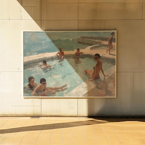 Pode incluir: Uma pintura emoldurada retrata um grupo de pessoas numa piscina. A obra apresenta uma piscina azul clara com várias figuras, algumas usando óculos de sol. A pintura está situada num cenário costeiro, com uma atmosfera brilhante e ensolarada.