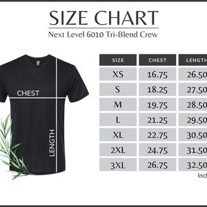 Op de afbeelding: Maattabel voor Next Level 6010 Tri-Blend Crew T-shirts. De tabel toont maten XS tot en met 3XL met de bijbehorende borst- en lengtemaat in inches.