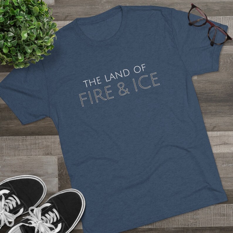 The Land of Fire & Ice RETAIL FIT T-shirt | T-shirt IJsland | Vakantie-T-shirt | Reis-T-shirt | Uniseks Triblend-T-shirt afbeelding 5