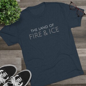 The Land of Fire & Ice RETAIL FIT T-shirt | T-shirt IJsland | Vakantie-T-shirt | Reis-T-shirt | Uniseks Triblend-T-shirt afbeelding 4