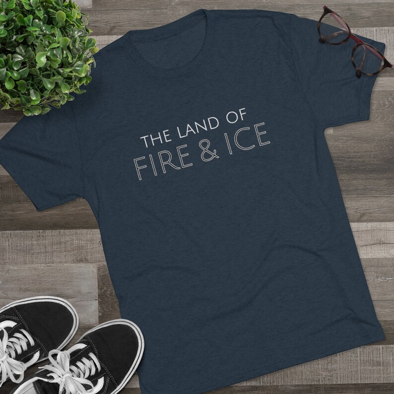 The Land of Fire & Ice RETAIL FIT T-shirt | T-shirt IJsland | Vakantie-T-shirt | Reis-T-shirt | Uniseks Triblend-T-shirt afbeelding 4