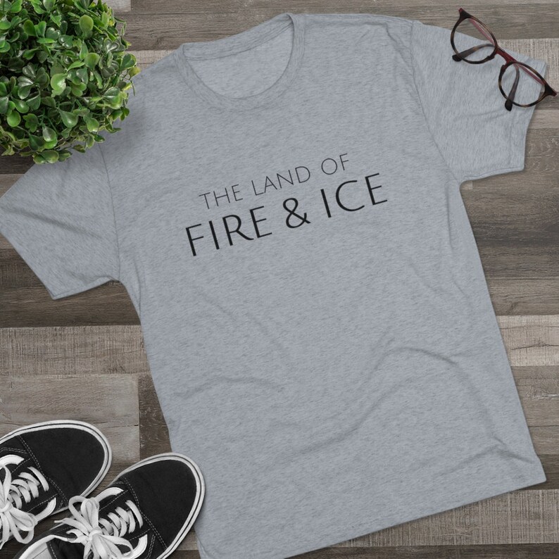 The Land of Fire & Ice RETAIL FIT T-shirt | T-shirt IJsland | Vakantie-T-shirt | Reis-T-shirt | Uniseks Triblend-T-shirt afbeelding 3