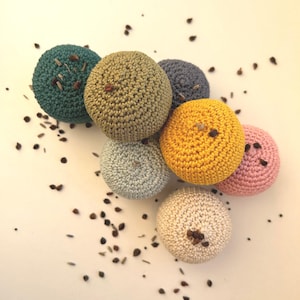 Crocheted anti-stress ball l Grapeseed, rapeseed, buckwheat hulls, levander, camomile stress ball