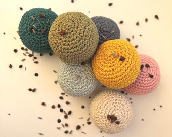 Pallina antistress all'uncinetto l Pallina antistress con semi d'uva, colza, pula di grano saraceno, levandra, camomilla