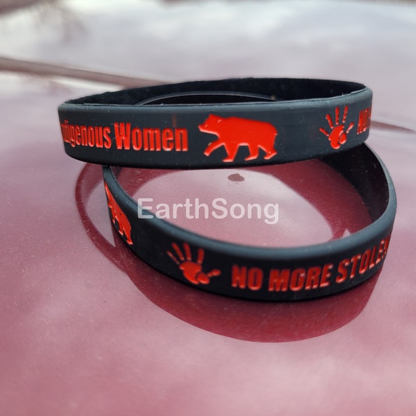 MMIW / No More Stolen Sisters Silikon-Armband, geprägte Farbe gefüllt