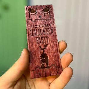 Peut inclure: Panneau de fête d'Halloween rectangulaire en bois avec une finition rouge foncé. Le panneau présente un visage de Jack-o'-lantern sculpté en haut et les mots "31 OCTOBRE HALLOWEEN PARTY" dans une police décorative. Une silhouette de chauve-souris et une figure effrayante sont en bas.