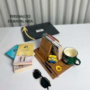 Organizador de escritorio de madera grabado: soporte para libros de sobremesa, base para portátil y teléfono, marcapáginas triangular, atril, regalo hecho a mano.
