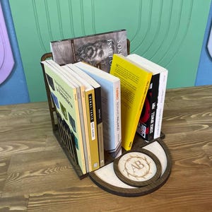 Librero de madera personalizado con valla de estacas: regalo único con grabado para mamá, esposa o abuela. Mini librero portátil, regalo para el Día de la Madre.