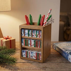 Holz-Lesezeichenhalter mit Mini-Bücherregal – Stiftehalter für Bücherfans, inkl. Mini-Bücher-Set, personalisierbar, DIY-Geschenk