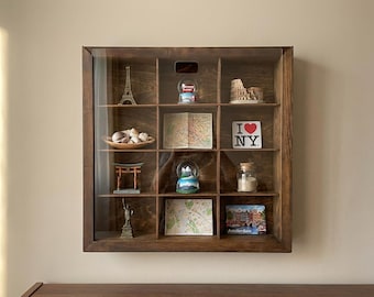 Caja de sombras de recuerdo de viaje, expositor de pared, caja de madera con rejilla y frente de acrílico, estante de madera hecho a mano y tapa deslizante.