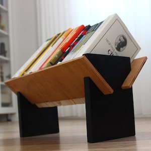 Estantería de escritorio: Librero y revistero de madera grabada, práctico soporte de sobremesa, pequeño y portátil, regalo para el Día de la Madre.