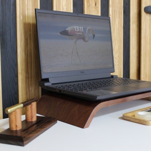 Support d'écran en bois personnalisé, contrefort d'écran personnalisé en noyer, présentoir rustique, étagère d'écran en bois massif, accessoires de bureau image 5