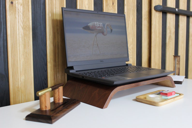 Support d'écran en bois personnalisé, contrefort d'écran personnalisé en noyer, présentoir rustique, étagère d'écran en bois massif, accessoires de bureau image 5