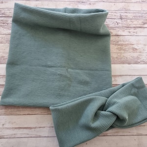 Könnte beinhalten: Ein Set aus zwei Kopfbedeckungen aus geripptem Stoff in Salbeigrün. Ein Stirnband ist breit und flach, das andere ist schmaler und gedreht.