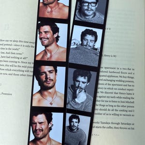 Puede incluir: Dos marcadores en blanco y negro con una serie de imágenes de un hombre. Los marcadores están colocados sobre un libro abierto. El hombre lleva un collar en algunas imágenes.