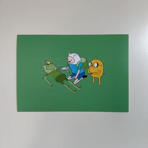Può includere: Un poster verde con personaggi dei cartoni animati di Adventure Time. Finn, con una camicia blu e un cappello bianco, si inginocchia accanto a un personaggio sdraiato a terra. Jake, il cane giallo, è nelle vicinanze. Lo sfondo è verde.