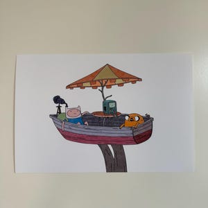 Può includere: Illustrazione colorata con personaggi di Adventure Time. Finn e Jake sono in una casa sull'albero a forma di barca con una tenda a strisce. BMO è su un tavolino. Un telescopio è sul bordo della barca. Sfondo bianco.