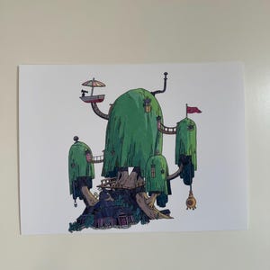 Può includere: Illustrazione di una casa sull'albero stravagante con molteplici strutture verdi simili ad alberi collegate da ponti. Una piccola barca con un ombrello è in cima all'albero principale. Sono visibili anche una bandiera rossa e un orologio appeso.