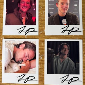 Puede incluir: Cuatro fotos estilo polaroid que muestran a un hombre en diferentes entornos. Una lo muestra sonriendo con una chaqueta marrón, otra con un micrófono, una tercera con un gatito y la última con una camiseta verde. Cada foto tiene una firma.