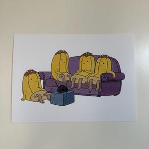 Könnte beinhalten: Eine Cartoon-Illustration zeigt vier gelbe, bananenförmige Charaktere mit braunen Belägen, die auf einem lila Sofa sitzen. Eine Figur sitzt auf einem blauen Würfel mit einem schwarzen Radio. Das Bild hat einen weißen Hintergrund.