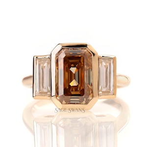 Old Mine Moissanite Ring Smaragdschliff dunkle Champagner , Einzigartige Lünette Set Drei-Stein-Ring, Drei-Stein-Verlobungsring, 10k / 14k / 18k Goldring