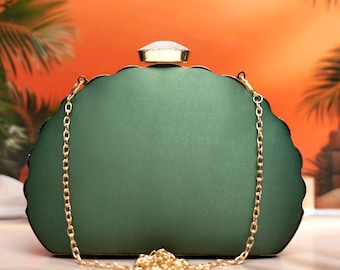 Vintage Bag Emerald Green Hand Made in Belgium for Bonwit Teller Glass Seed Beads Kiss Lock Satin Lining Mother of Bride Classic Beauty Etsy