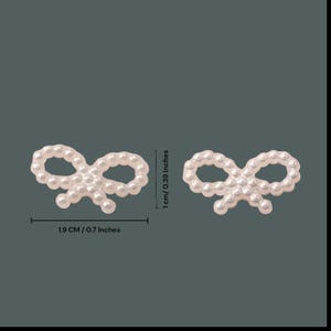 Bridal Bow Charm Purple Pearl Decor Accent
A charming and subtle detail for wedding scenes, DIY favor boxes, or veil clips. These bows elevate your handmade pieces and styled shoots with a delicate beaded look.
