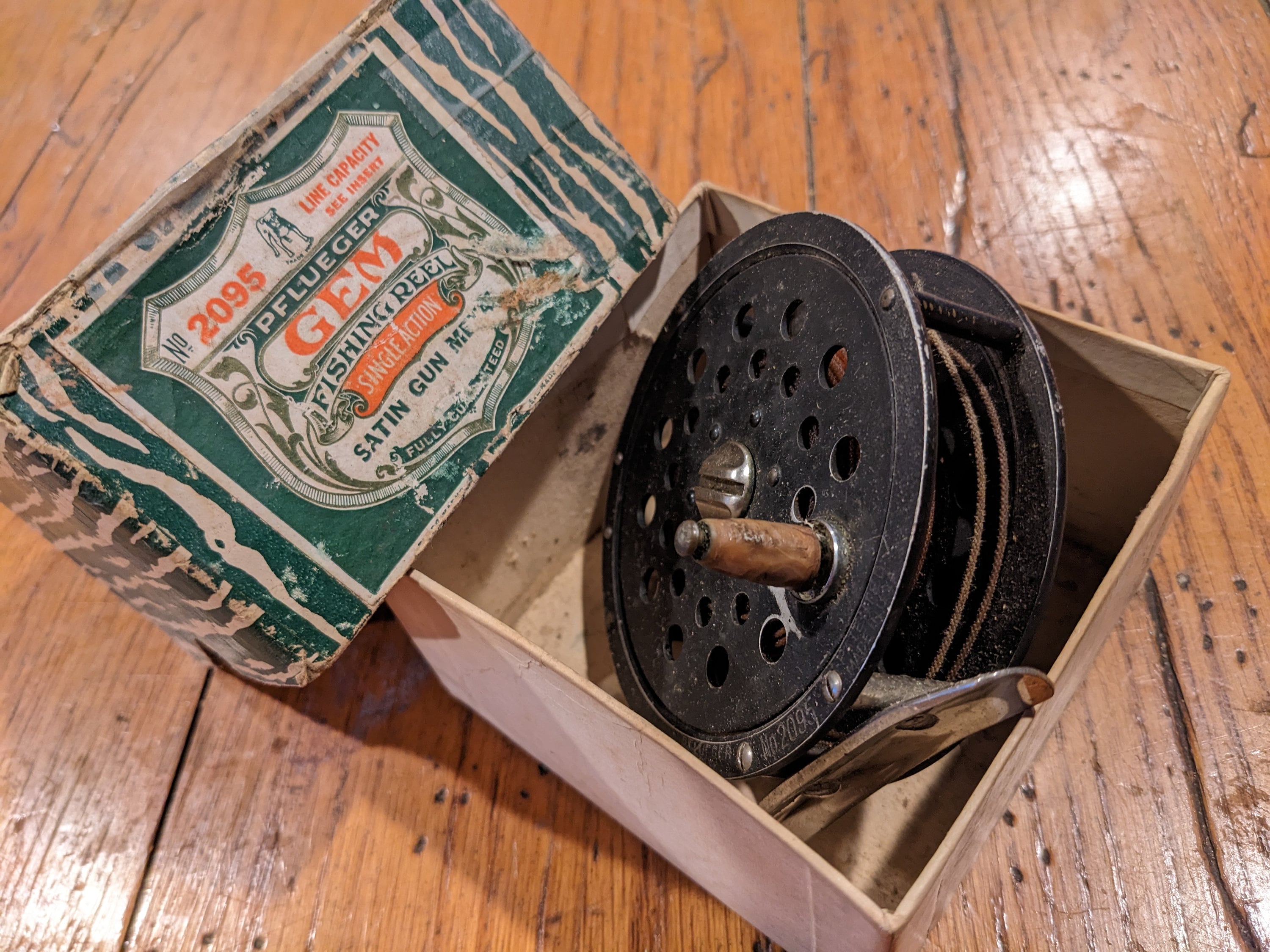 Vintage-Tackle-Box-Flueger-Fly-Reel