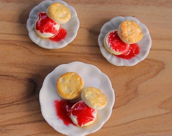 Imán de comida para casa de muñecas de arcilla polimérica en miniatura, escala 1:12, con galletas, mermelada y crema coagulada, 16 mm x 23 mm, UN PLATO, listo para enviar