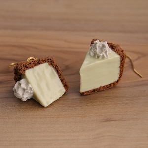 Ciondolo a forma di fetta di torta al lime in argilla polimerica, pronto per la spedizione. 22 mm.