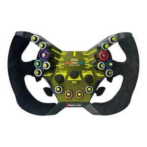 Könnte beinhalten: Ein schwarzes Sim-Racing-Lenkrad mit einer gelben Carbonfaser-Frontplatte und dem Text DSH SIMRACING. Das Lenkrad verfügt über zahlreiche mehrfarbige Tasten, Drehregler und Beschriftungen wie MULTI, START, KILL, SPEED, ALARM, LIMIT, RESET, MARK, DATA, DRINK, TC LAT, TC LONG, ABS und WIPER.