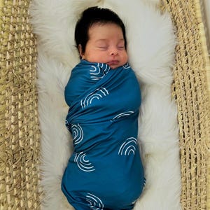 Bébé arc-en-ciel, boîte-cadeau pour bébé, bohème, boîte-cadeau, emmaillotage, couverture arc-en-ciel, neutre sexiste, ensemble de langes pour bébé, bonnet pour bébé
