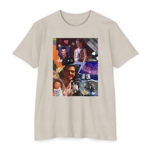 Peut inclure: Un t-shirt beige avec un collage d'images. Le collage comprend des photos d'une personne, d'un chat et d'autres images. Le t-shirt est fait d'une matière douce et a des manches courtes.