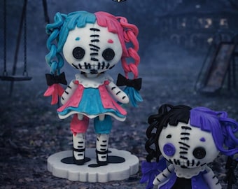 Creepy Doll Figurine – 3D Printed Horror Decor – Gothic Cute Collectible – Spooky Shelf Display