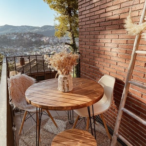 Table en bois, table à manger ronde rustique Blenom solide pour salle à manger, cuisine ou salon. Modèle Cuzco. Jambes en épingle à cheveux noires.
