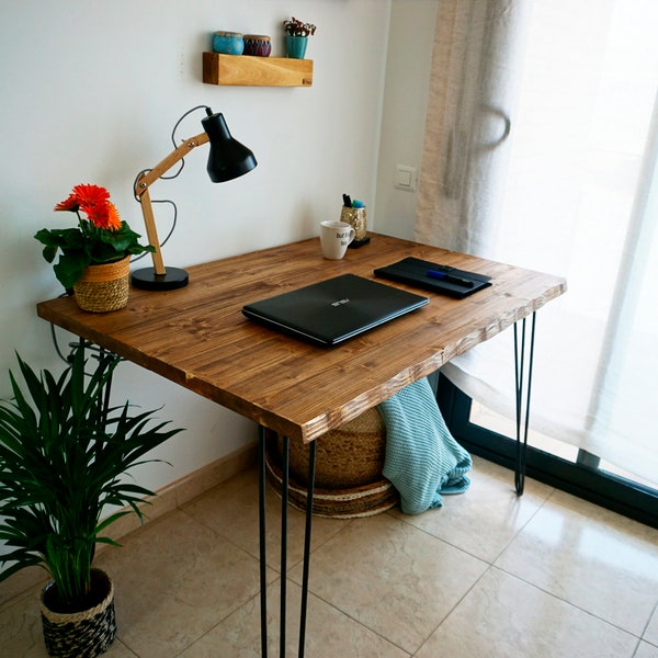 Bureau industriel rustique en bois Blenom, modèle Mitu, avec pieds en fer naturel. Table d'étude ou table de travail.