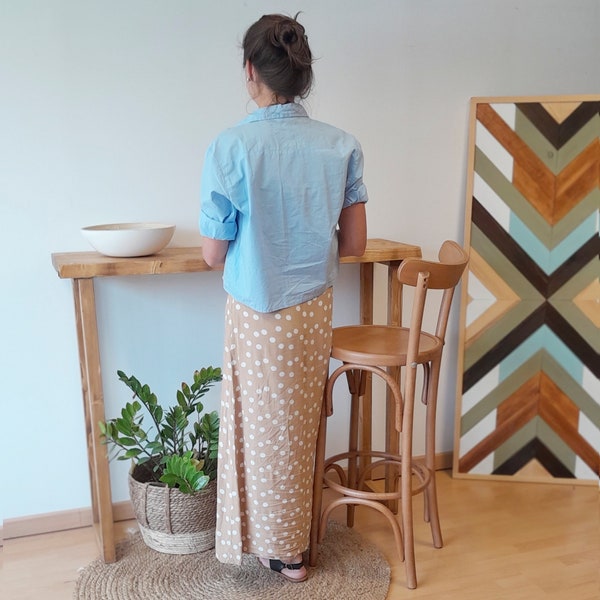 Blenom Hall ou Kitchen Bar live edge, avec une finition rustique, console d'entrée avec pieds en bois. Modèle nu.