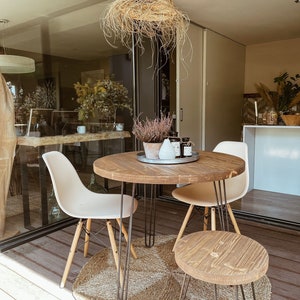 Holztisch, rustikaler, massiver runder Esstisch von Blenom für Esszimmer, Küche oder Wohnzimmer. Cusco-Modell. Schwarze Haarnadelbeine. Bild 3