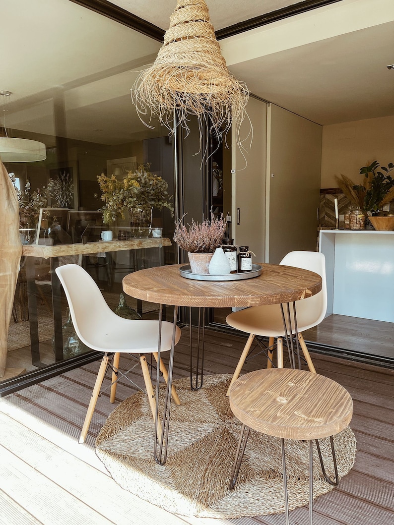 Holztisch, rustikaler, massiver runder Esstisch von Blenom für Esszimmer, Küche oder Wohnzimmer. Cusco-Modell. Schwarze Haarnadelbeine. Bild 3