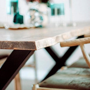 Table en bois, table à manger Iroke Blenom en bois naturel massif rustique avec différentes finitions, pieds en lame X en fer noir. image 6