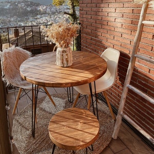 Table ronde rustique en bois massif Blenom pour salle à manger, cuisine ou salon. Modèle Cuzco. Avec des jambes en épingle à cheveux noires.