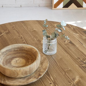 Holztisch, rustikaler, massiver runder Esstisch von Blenom für Esszimmer, Küche oder Wohnzimmer. Cusco-Modell. Schwarze Haarnadelbeine. Bild 5
