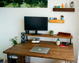 Bureau rustique en bois naturel Oniro avec étagère industrielle et pieds en fer naturel Blenom